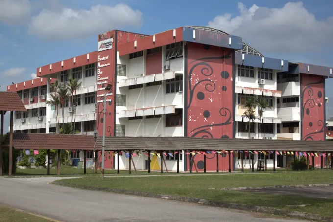 Teaching building and landscaped learning environment